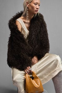 Abrigo oversize pelo marrón oscuro