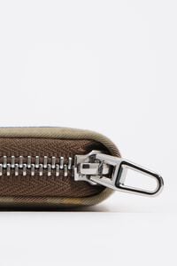 Billetera mediana jacquard tart&aacute;n caqui granate