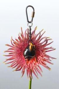 Porta-chaves b&uacute;zio resina e chave metal