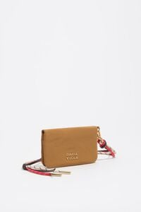 Cartera con solapa peque&ntilde;a nylon caramelo