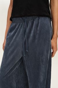 Pantal&oacute;n jogger pana fluida azul oscuro
