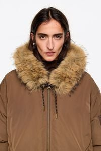 Plum&iacute;fero plum&oacute;n bomber capucha oliva