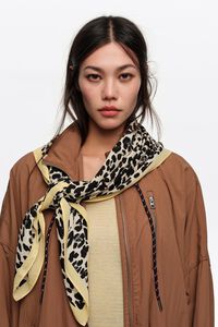 Leopard print scarf with contrast edge