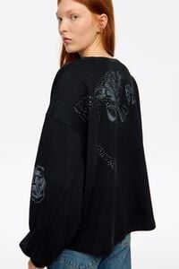 Short washed black sweatshirt with stones and bows