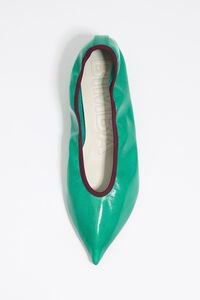 Salón tacón bajo piel verde