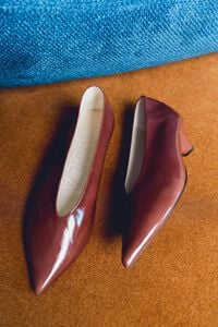 Brown leather mid-heel pump