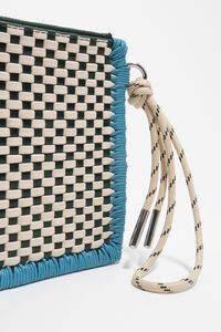 Sobre de mano trenzado mediano piel verde oscuro