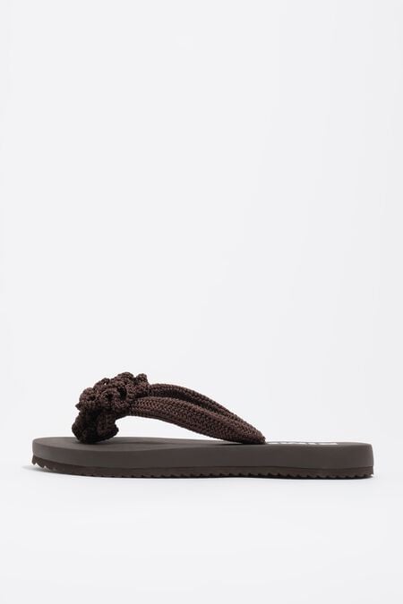 Chancla flip flop crochet flor chocolate