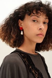 Pendientes coraz&oacute;n flocado rojos y perlas