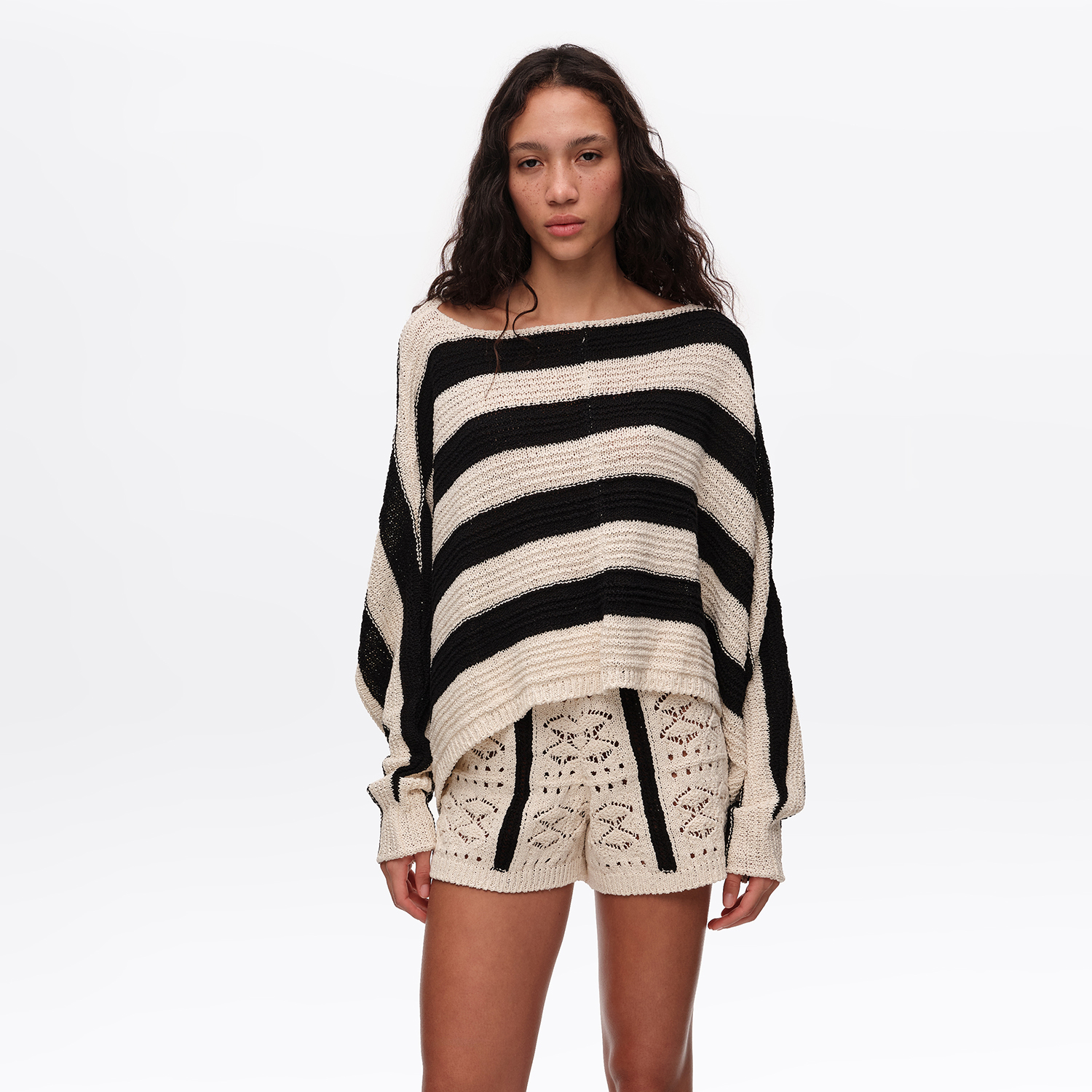 Sweter oversize krótki paski czarny