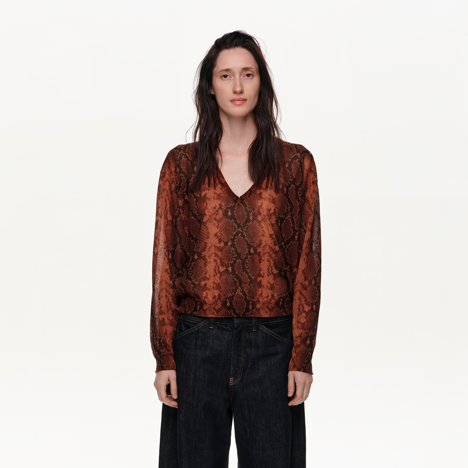 Sweter dekolt V snake karmelowy
